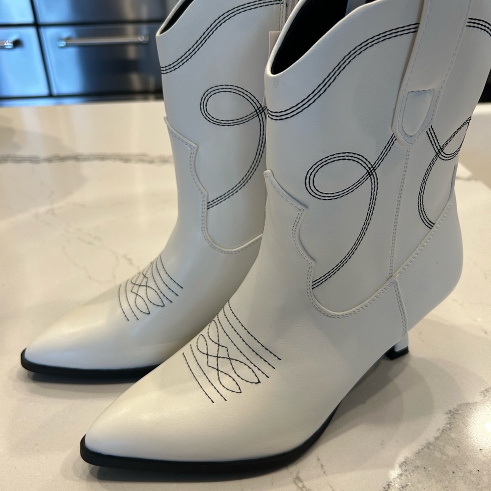 White Pointed-Toe Western Heeled Boots with Contrast Stitching